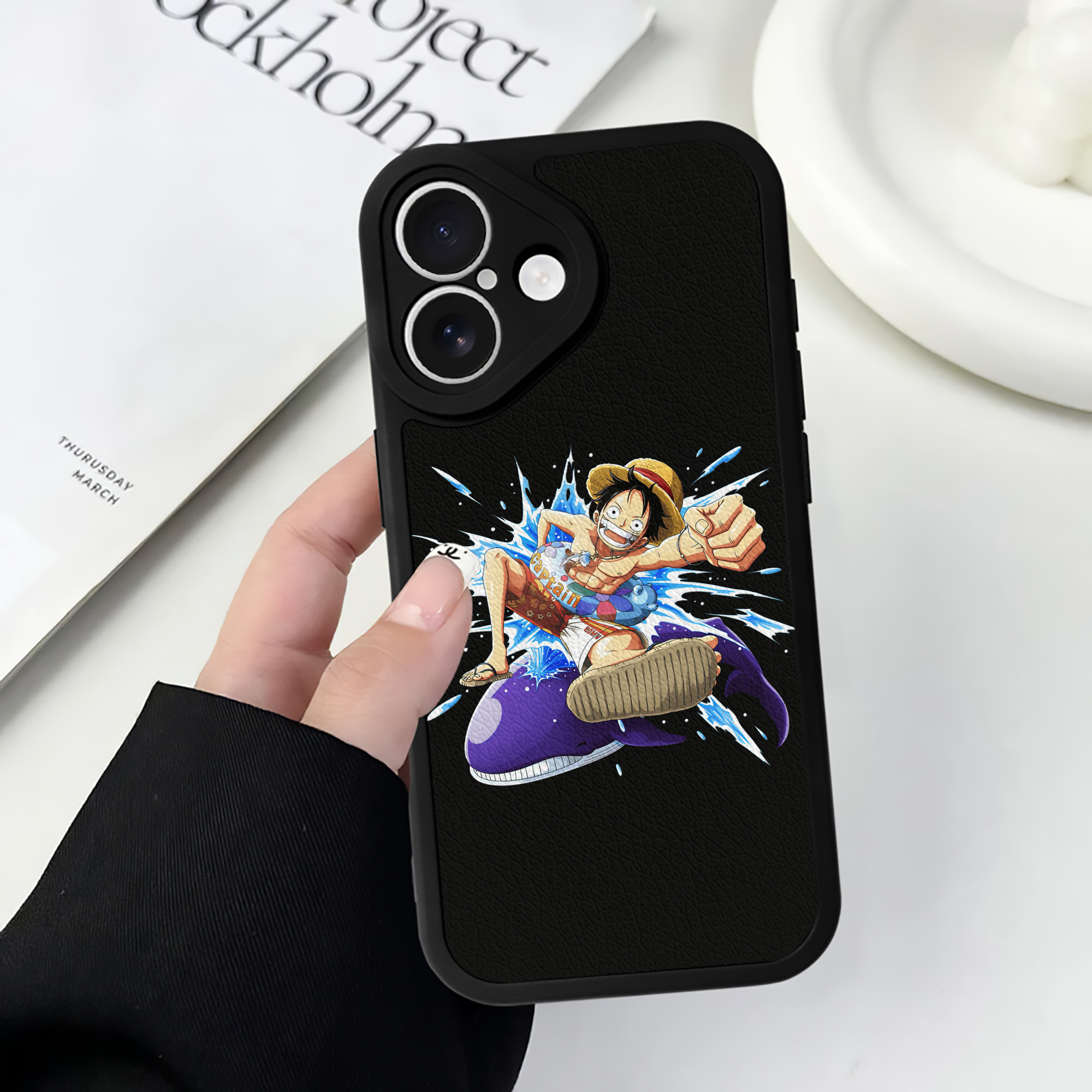 （画像用） ワンピース モンキー・D・ルフィ ONE PIECE Monkey D. Luffy 【iPhone 16シリーズ対応】シリコンスマホケース（レザー調） 材質：シリコン